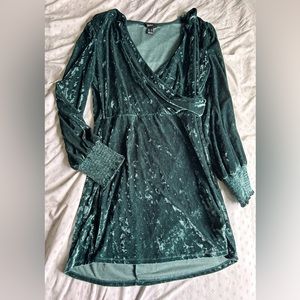 ⭐️ 4/$10 Green crushed velvet dress